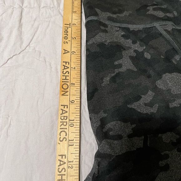 Fabletics Powerhold Athletic Leggings Green Camo Pull On Legging Pant - Picture 9 of 10